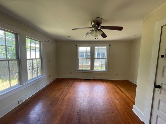 Building Photo - Short Term Lease at $1200/month- Pre-Leasing for Fall at $1900/month [Olympia]