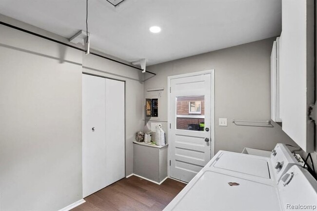 Building Photo - Gorgeous Madison Heights Gem!