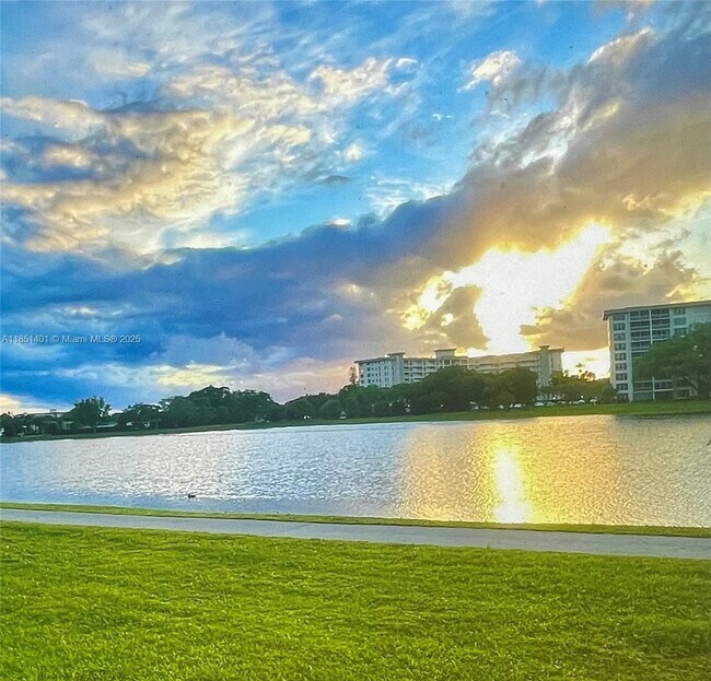 Building Photo - 2801 N Palm Aire Dr