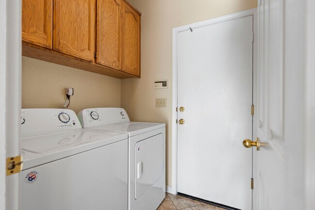 Building Photo - 516 Carrigane Way