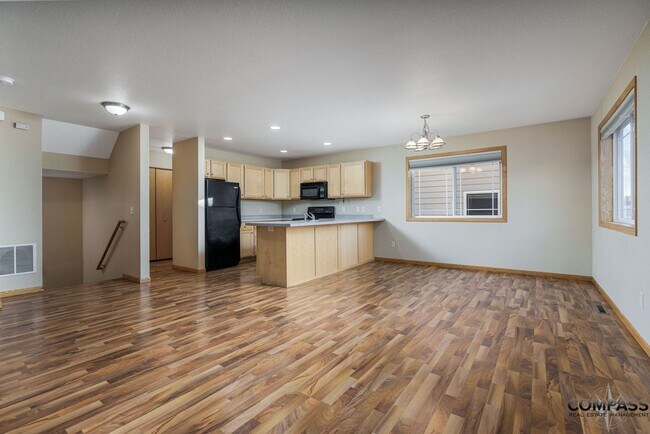 Building Photo - SPACIOUS UPDATED TOWNHOME WITH IN-UNIT LAUNDRY
