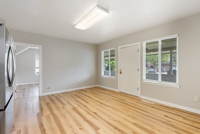 Building Photo - 3 BR Home near Springwater Trail and Powel...