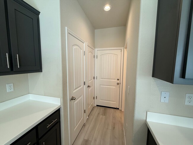 Building Photo - Two story home located in Sylvan School District!
