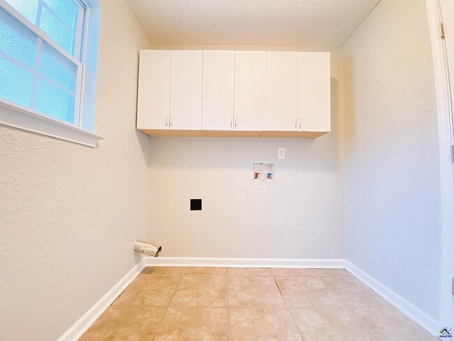 Building Photo - 202 Chimney Rock Rd