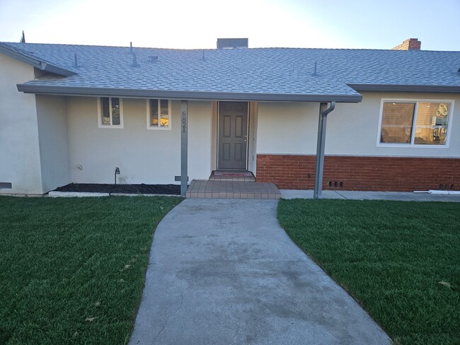Building Photo - Large 3 bedroom 2 bath