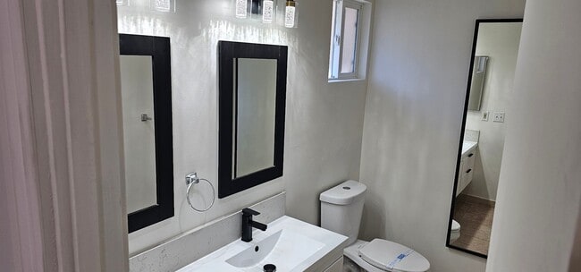 Building Photo - Remodeled 2bed 2 bath Ground level