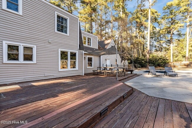 Building Photo - 215 Canterbury Rd