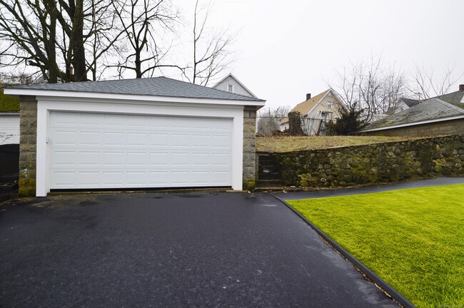 Building Photo - 21 Nichols St