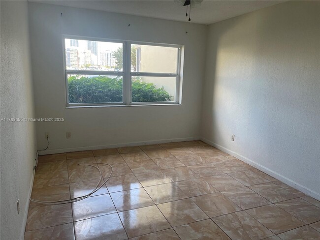 Building Photo - 450 Golden Isles Dr