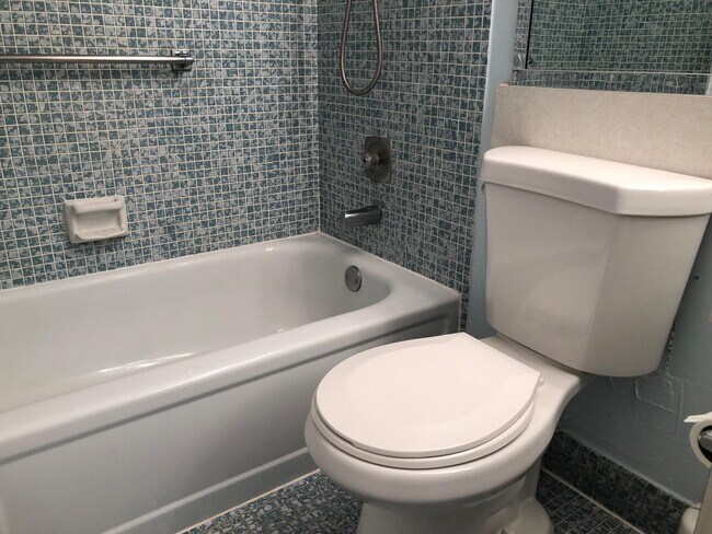 Building Photo - 32 Ventnor Dr