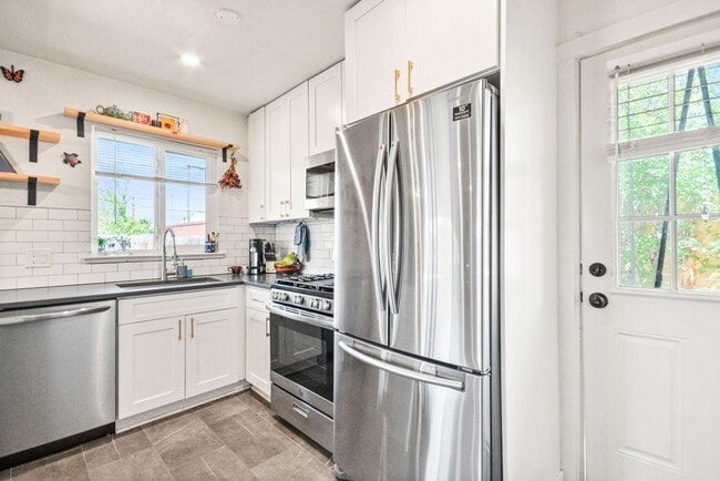 Building Photo - 2Bed/1bath beautiful Home close to City Park