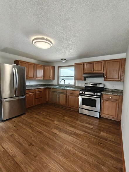 KITCHEN - 2212 Bartlett Ave