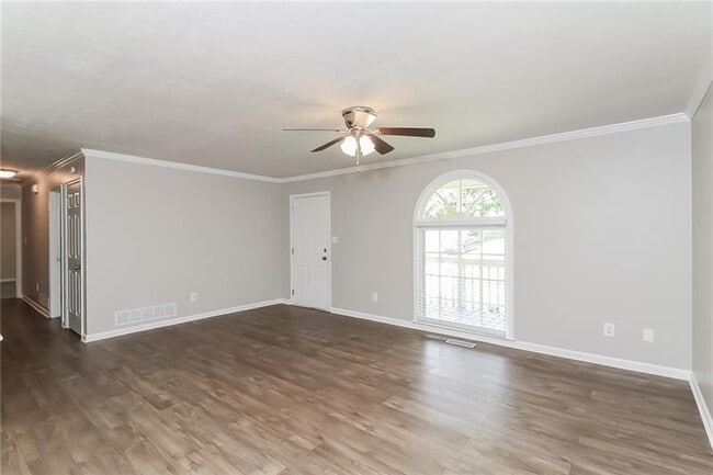 Building Photo - 230 Sweetwater Cir
