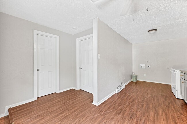 Building Photo - Asap Move In! Newley remodeled 2 bedroom