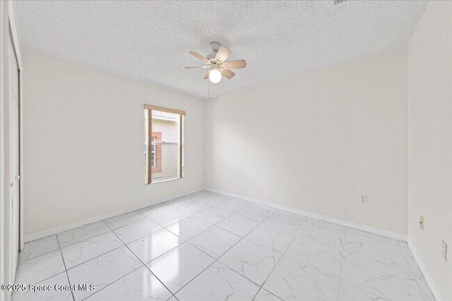 Building Photo - 2165 Redwood Cir
