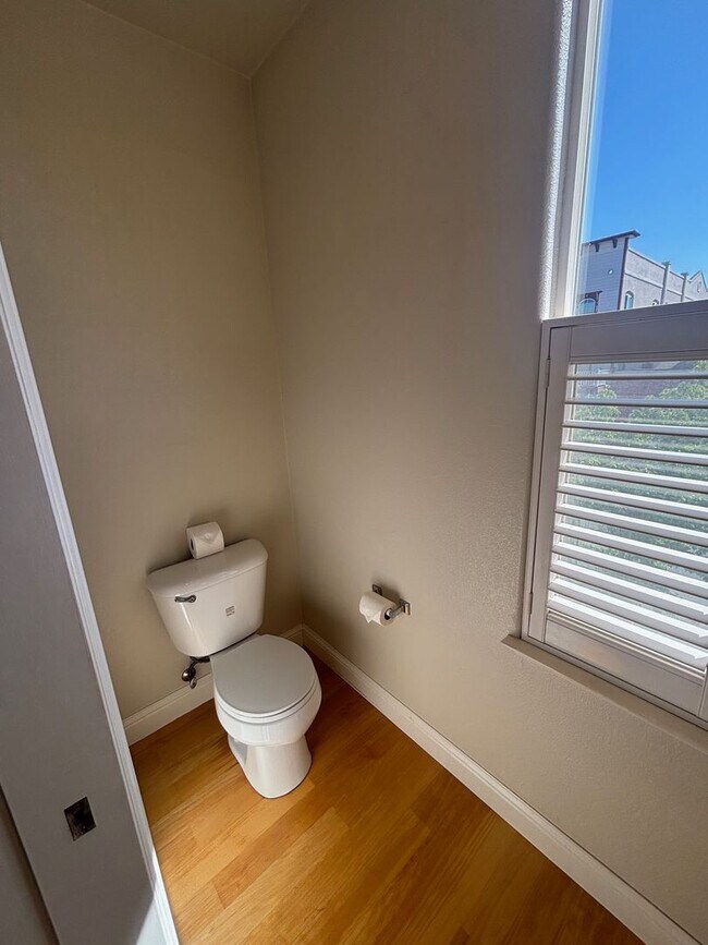 Building Photo - 2 bedroom 2.5 Bathroom Windsor Town Green Condo with carpet and A/C