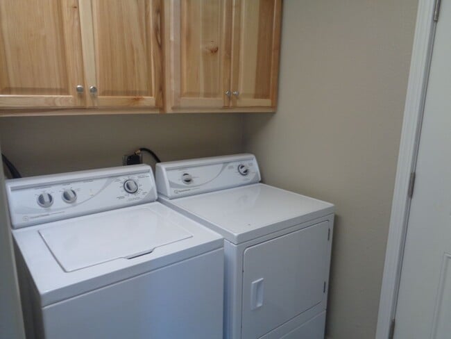 Building Photo - Conveniently Located Charming Pet Friendly Three Bedroom Home With Modern Updates!