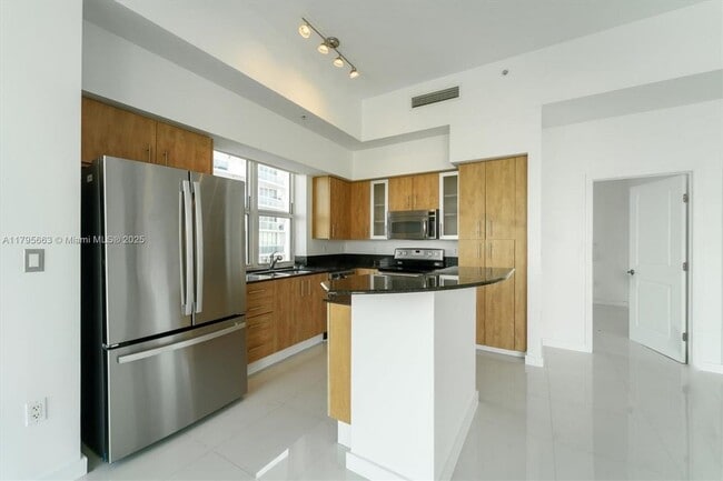 Building Photo - 7910 Harbor Island Dr