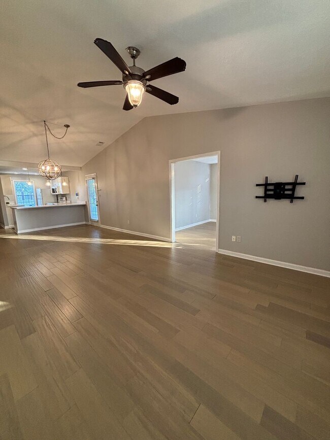 Building Photo - AVAILABLE NOW- LOW MAINTENANCE, MOVE-IN READY PATIO HOME IN NE COLUMBIA!!