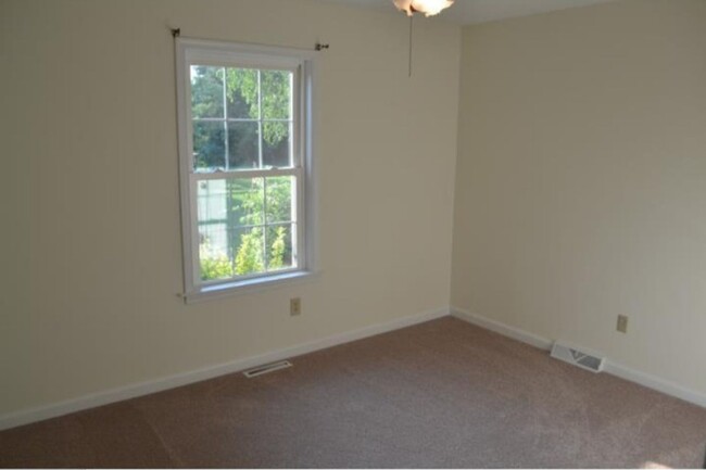 Building Photo - For Rent: Charming 3-Bedroom Pet-Friendly ...