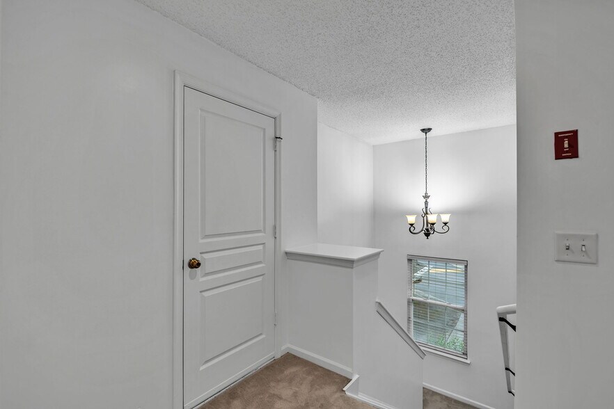 Building Photo - 5905 Echingham Dr