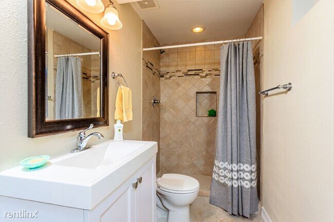 Building Photo - 4 br, 3 bath Townhome - 2851 E. Geddes Pl.