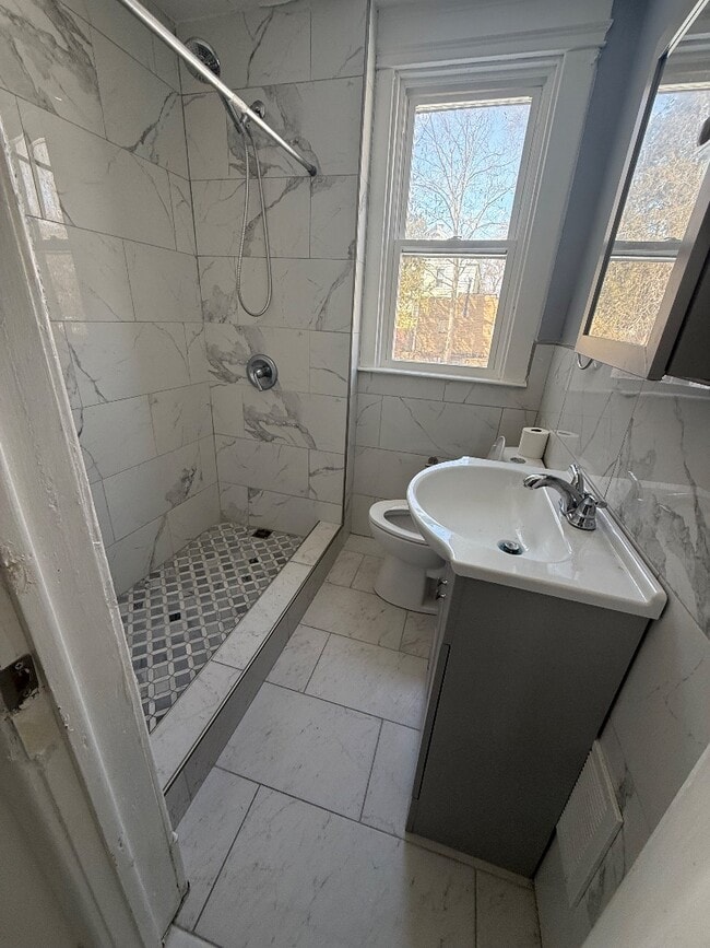 Building Photo - 912 Saratoga St