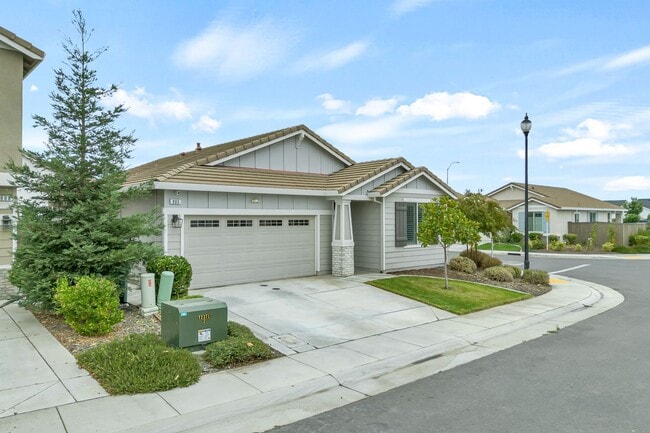 Building Photo - Newer Home on Large Corner Lot with Lots of Natural Light!