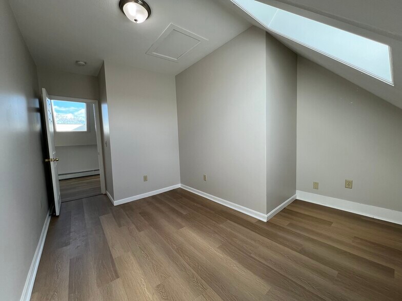 Building Photo - 981 Valley St