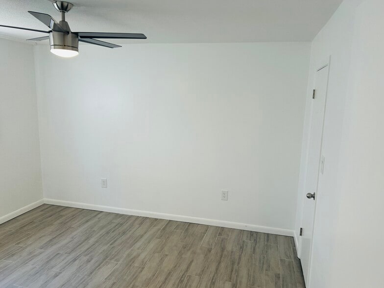 Building Photo - 4035 S School Ave