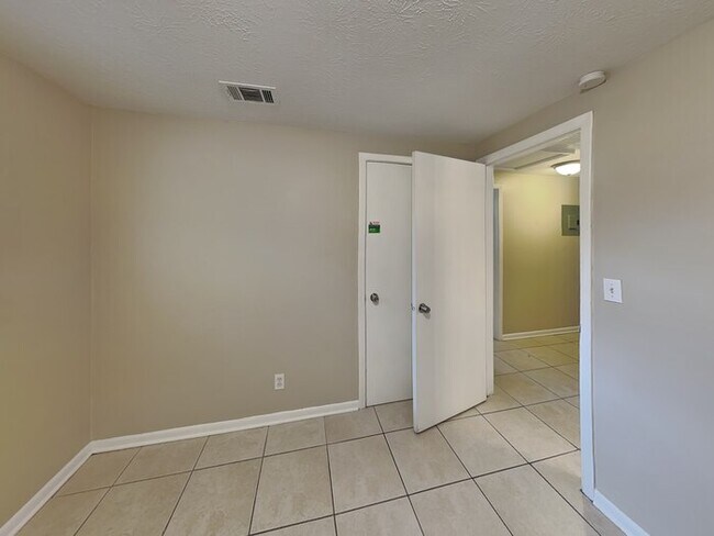 Building Photo - 6150 George Wood Ln W