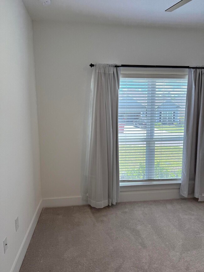 Building Photo - 210 Lyla Ln