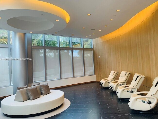 Building Photo - 851 NE 1st Ave