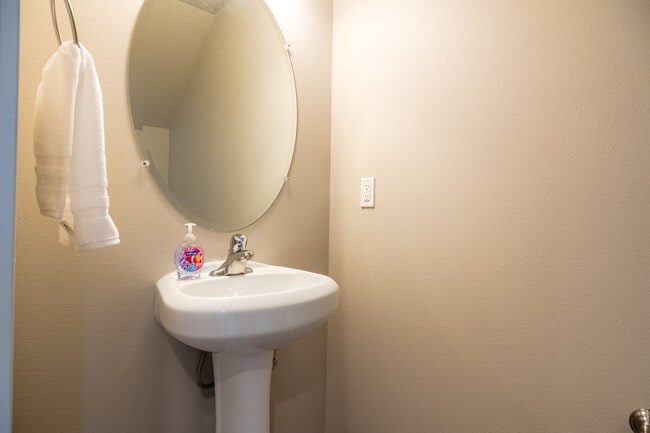 Building Photo - 5706 W 1st Pl