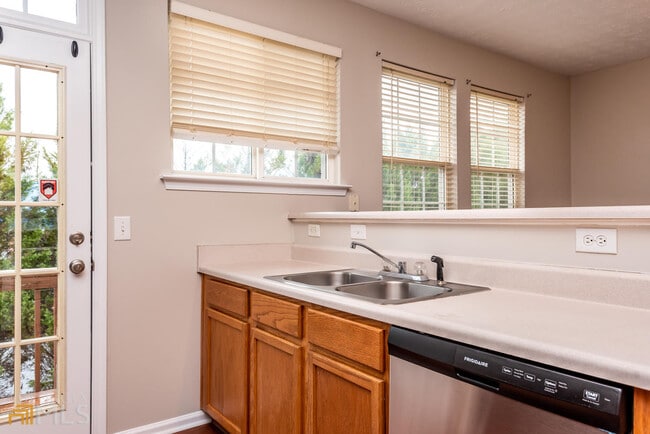 Building Photo - 246 Village Square Dr