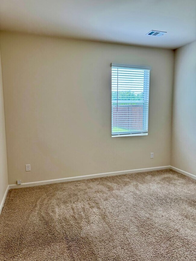 Building Photo - Beautiful 5 bedroom, 3 full bath home in D...