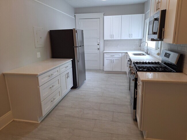 Building Photo - 852 Monroe Dr NE