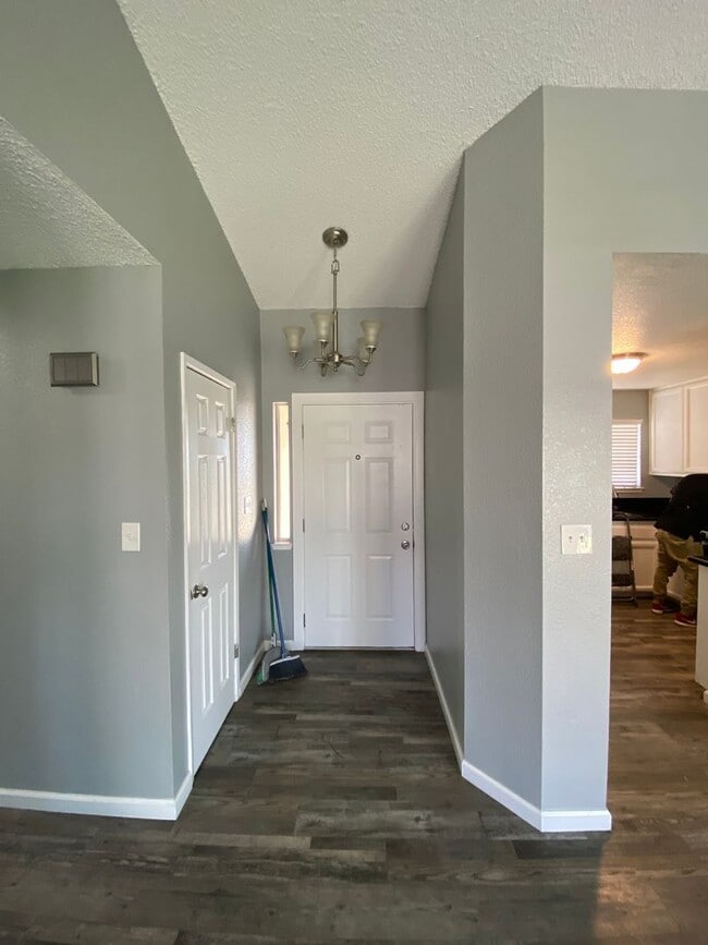 Building Photo - Newley Remodeled 3 BD 2 BA house on corner...