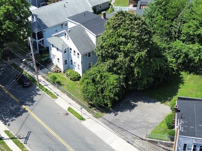 Building Photo - 206 School St