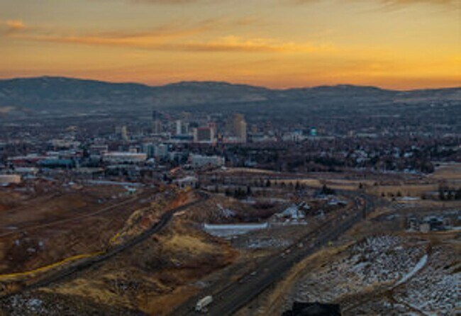 Building Photo - FULLY FURNISHED home available now.