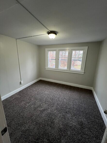 Building Photo - 1944 Oakwood Ave NE