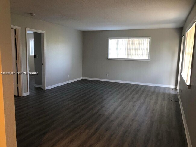 Building Photo - 588 Holly Dr