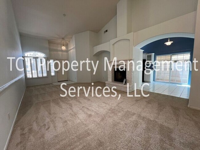 Building Photo - Beautiful Townhome with Fireplace