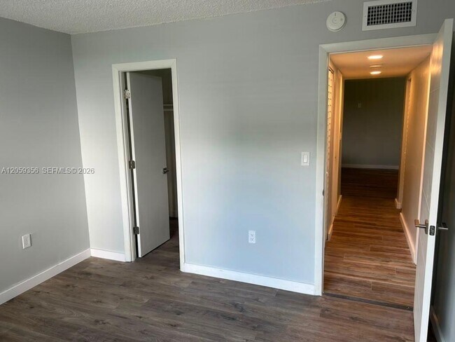 Building Photo - 9320 Fontainebleau Blvd