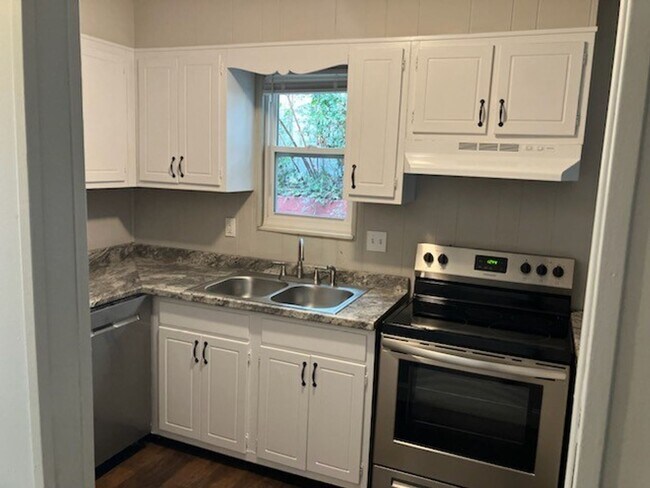 Building Photo - Impeccably Renovated 2-Story, 2-Bedroom Unit – Prime Location Near Downtown & UT campus.