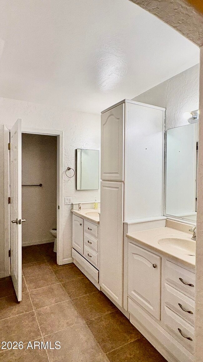 Building Photo - 2140 W Utopia Rd