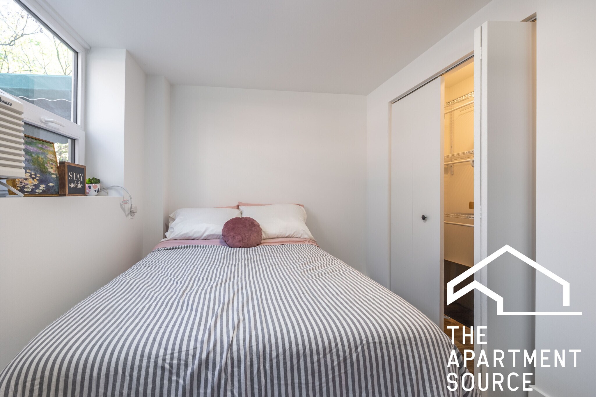 Building Photo - 941 W Carmen Ave