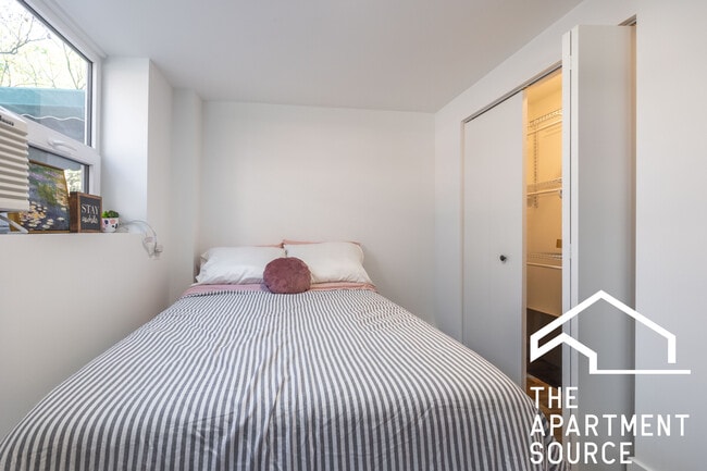 Building Photo - 941 W Carmen Ave