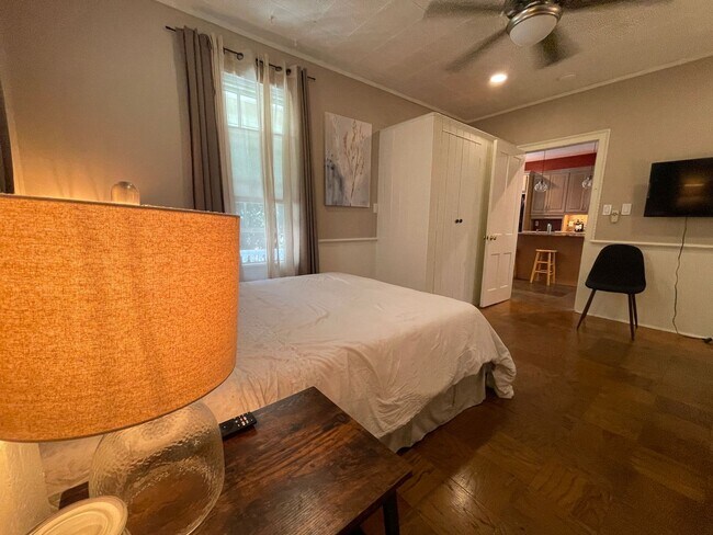 Building Photo - Stunning 3 bedroom home in Shaker Hts