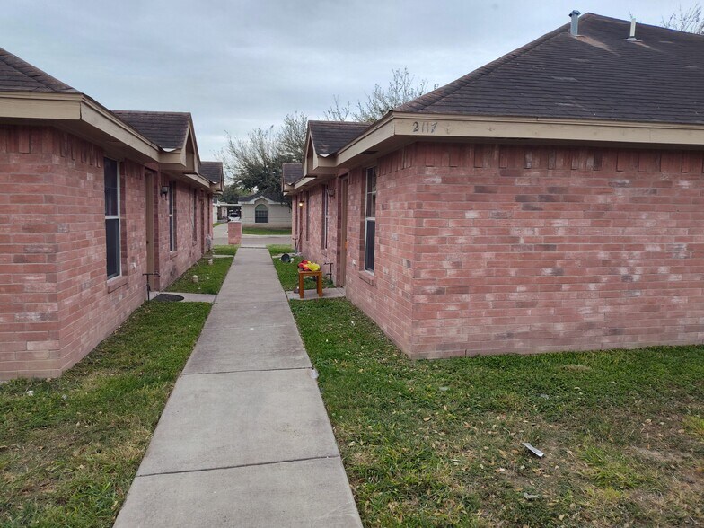 Building Photo - 2117 Aruba Dr